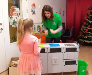 Pakendite sorteerimise õpetus täies hoos - koolitaja Marija